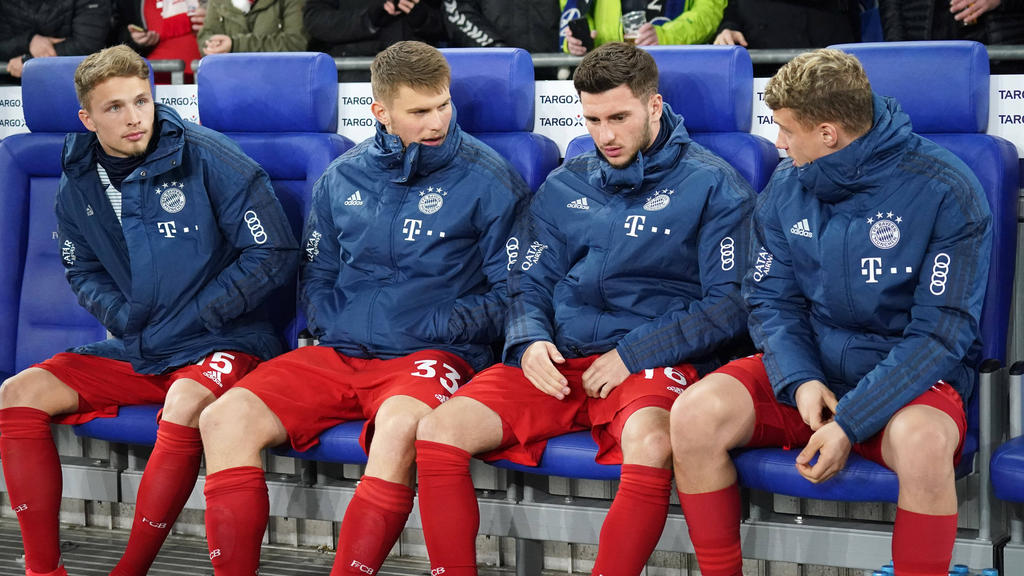 Leon Dajaku (2.v.r.) könnte den FC Bayern verlassen