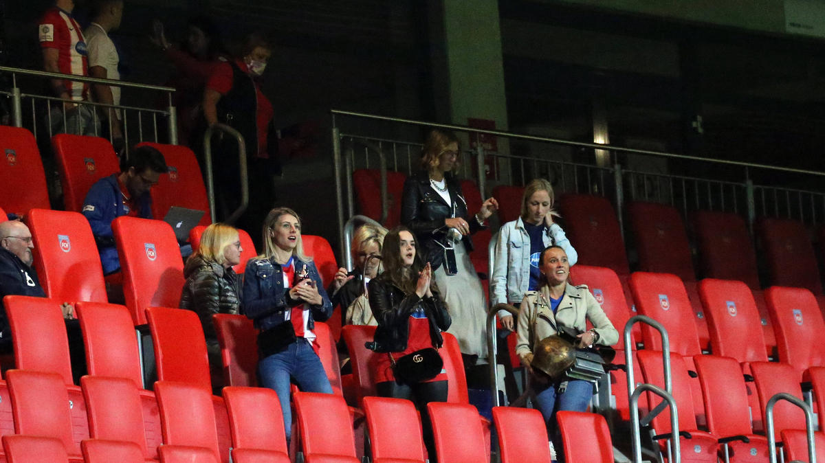 Heidenheimer Spielerfrauen tauchten auf der Tribüne auf Heidenheimer Spielerfrauen tauchten auf der Tribüne auf