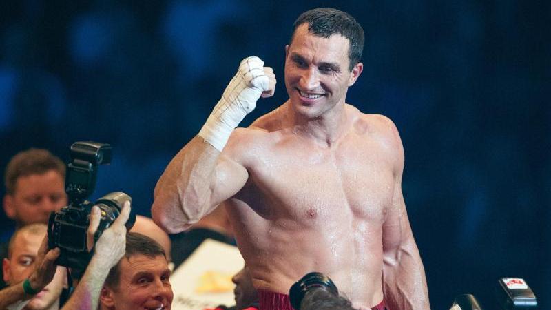 Wladimir Klitschko jubelt 2013 in der SAP-Arena in Mannheim über seinen Sieg Wladimir Klitschko jubelt 2013 in der SAP-Arena in Mannheim über seinen Sieg