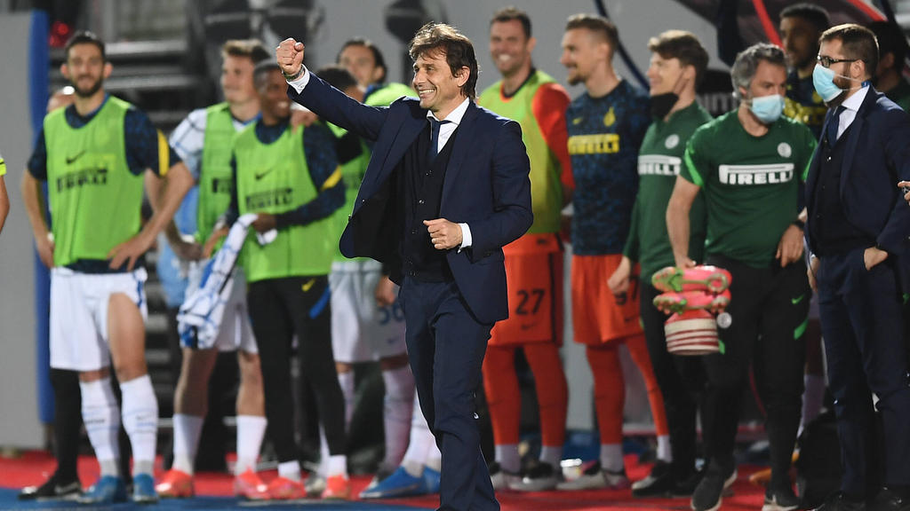 Steht mit Inter vor dem Gewinn der Meisterschaft: Antonio Conte (M.)