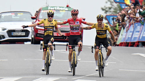 Sepp Kuss (M.) beim Vuelta-Sieg mit seinen Mitstreitern Jonas Vingegaard (l.) und Primoz Roglic (r.)