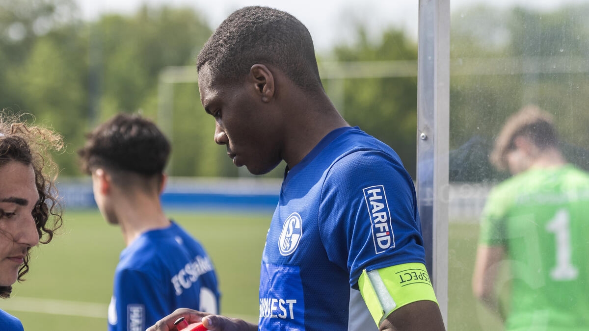 Maxime Ndong Penda soll vor einem Abschied vom FC Schalke 04 stehen