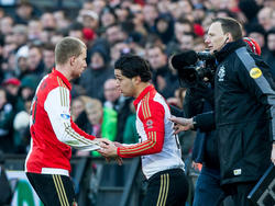 Anass Achahbar (r.) komt tijdens het competitieduel Feyenoord - PSV in het veld voor Simon Gustafson (l.). (17-01-2016)