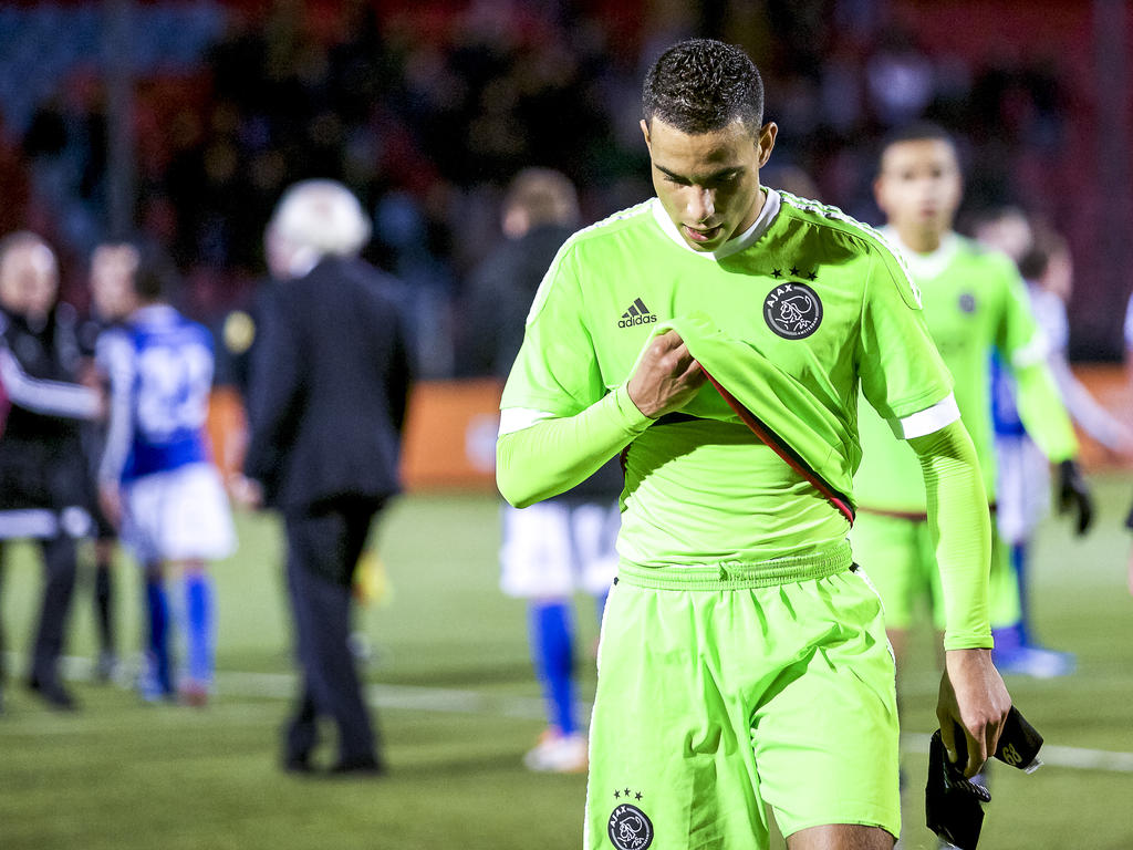Zakaria el Azzouzi is teleurgesteld na afloop van het competitieduel FC Den Bosch - Jong Ajax. (11-12-2015)