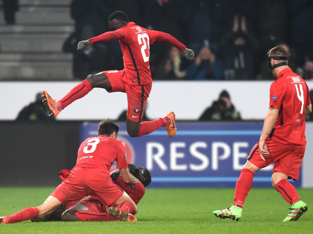 Die Spieler vom FC Midtjylland feiern ein Tor gegen Manchester United