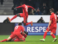 Die Spieler vom FC Midtjylland feiern ein Tor gegen Manchester United
