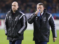 Het trainersduo Jaap Stam (l.) en Andries Ulderink (r.) is klaar voor het duel tussen SC Telstar en Jong Ajax. (16-01-2015)