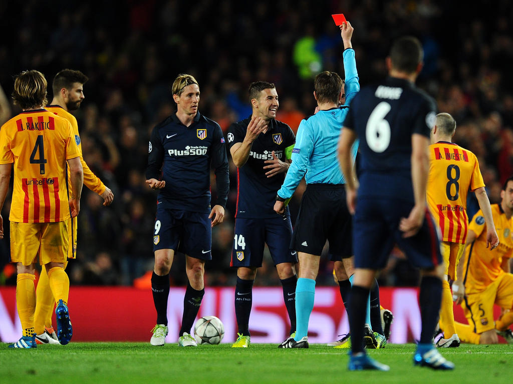 Schiedsrichter Dr. Felix Brych zeigt Fernando Torres die Gelb-Rote Karte
