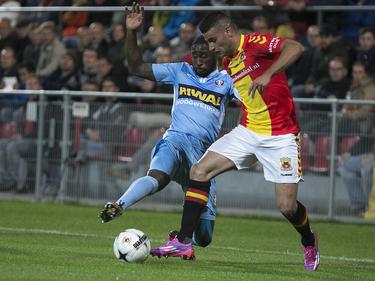 Deniz Türüç (r.) probeert een tackle van Jeffrey Fortes (l.) te ontwijken tijdens Go Ahead Eagles - FC Dordrecht. (23-8-2014)
