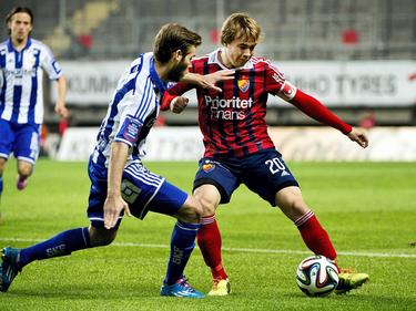 Simon Tibbling zorgt ervoor dat zijn tegenstander niet bij de bal kan komen tijdens IFK Göteborg - Djugarden. (29-09-14)