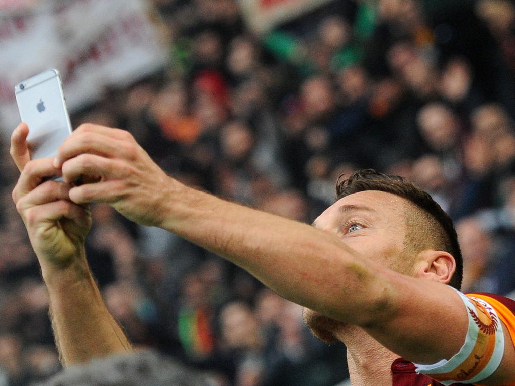 Francesco Totti viert zijn treffer tegen Lazio op bijzondere wijze, namelijk met een selfie. (11-01-15) Francesco Totti viert zijn treffer tegen Lazio op bijzondere wijze, namelijk met een selfie. (11-01-15)
