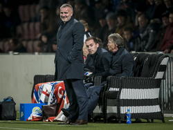 Met een lach op zijn gezicht kijkt Rob Alflen de wedstrijd tussen Heracles Almelo en FC Utrecht toe. (21-02-2015)