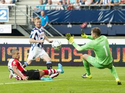 Jeroen Zoet (r.) brengt redding op sc Heerenveen-aanvaller Sam Larsson tijdens het competitieduel sc Heerenveen - PSV. (22-08-2015)