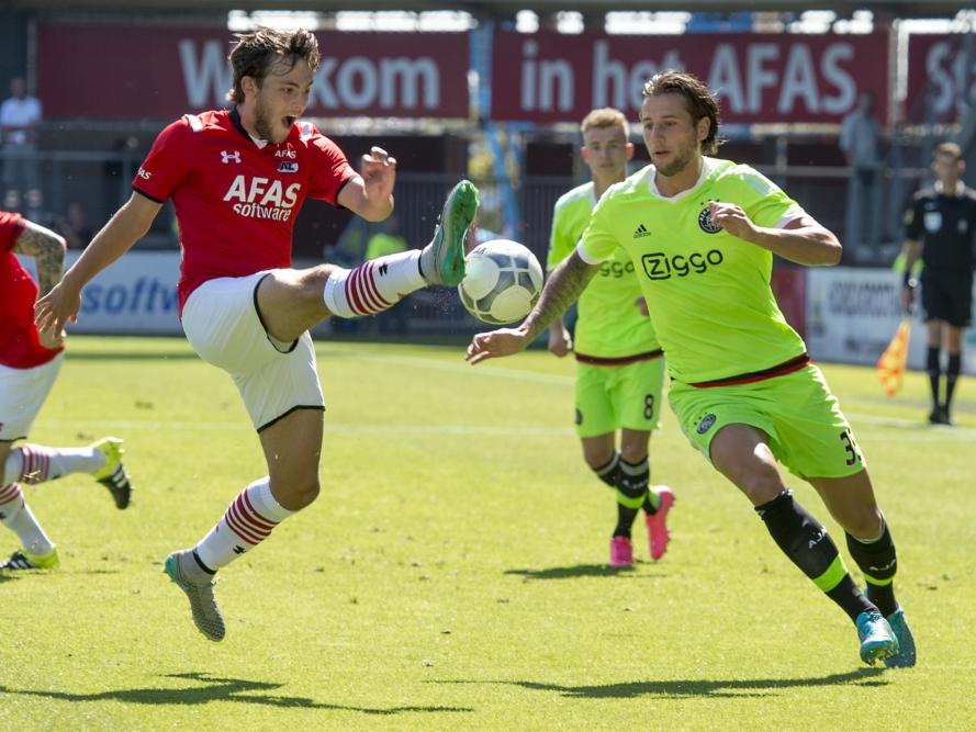 Joris van Overeem (l.) probeert Mitchell Dijks (r.) af te troeven tijdens het competitieduel AZ Alkmaar - Ajax. (09-08-2015)
