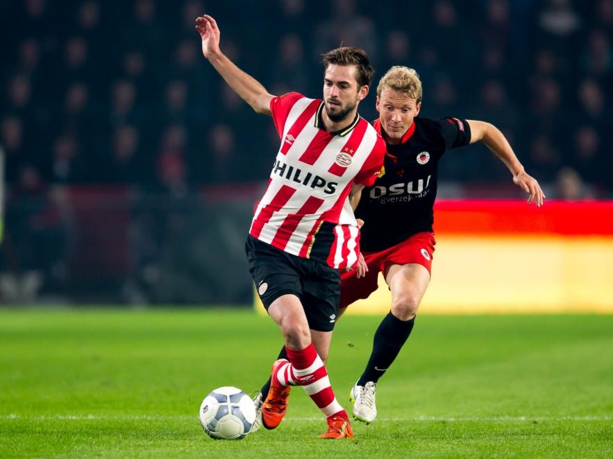 Rick Kruys (r.) moet in de achtervolging bij Davy Pröpper (l.) tijdens het competitieduel PSV - Excelsior. (17-10-2015)