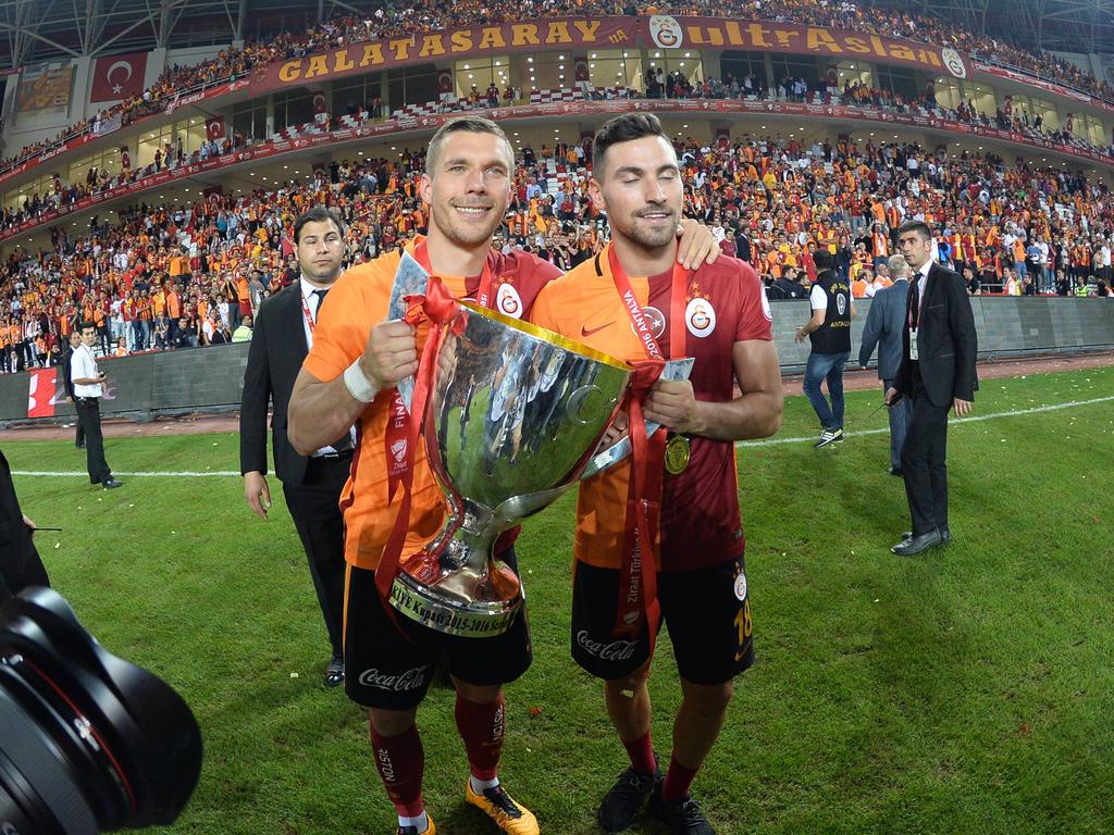 Lukas Podolski (l.) reist als Gewinner des türkischen Pokals zur Nationalmannschaft