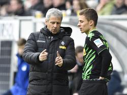 Favre und Hazard im Taktikgespräch