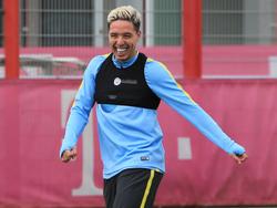 Samir Nasri kan lachen tijdens een training van Manchester City (21-07-2016).