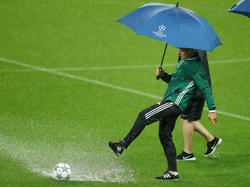 Las lluvias persistentes han provocado que el balón no pueda rodar. (Foto: Getty)