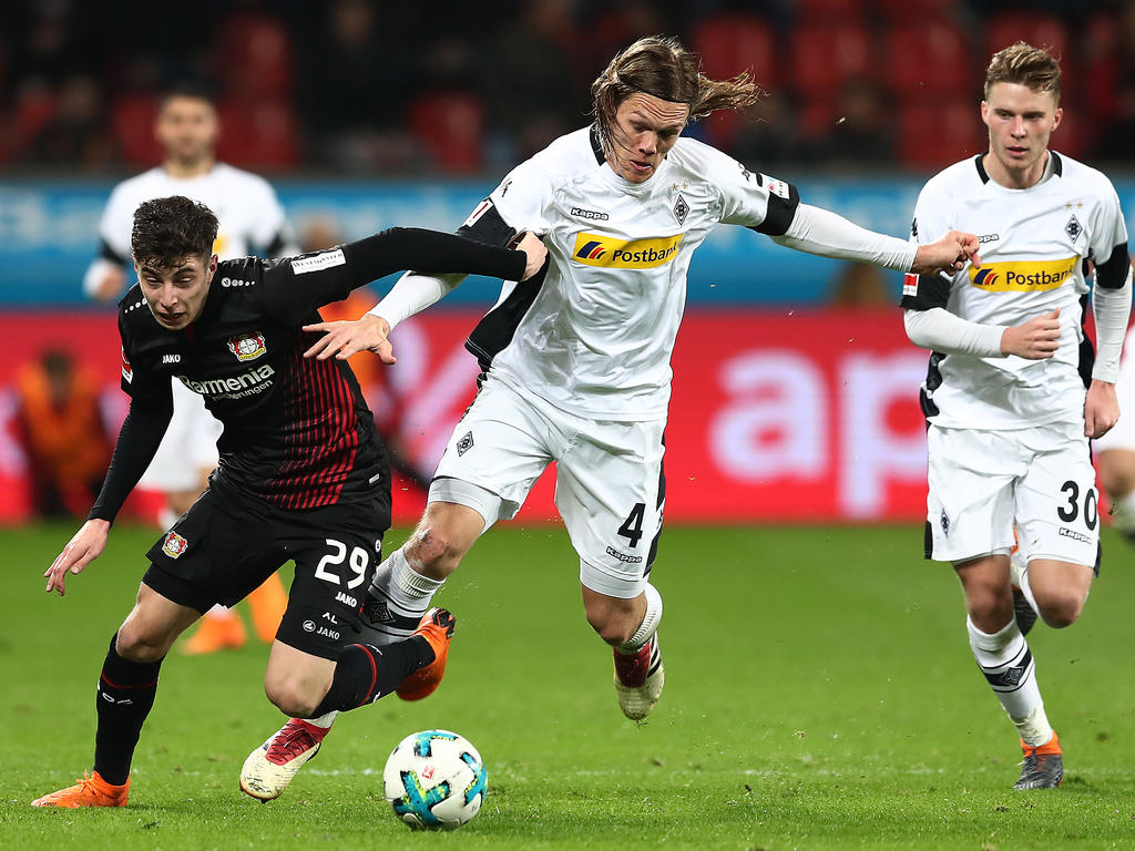 Jannik Vestergaard (M.) verletzte sich gegen Leverkusen schwer