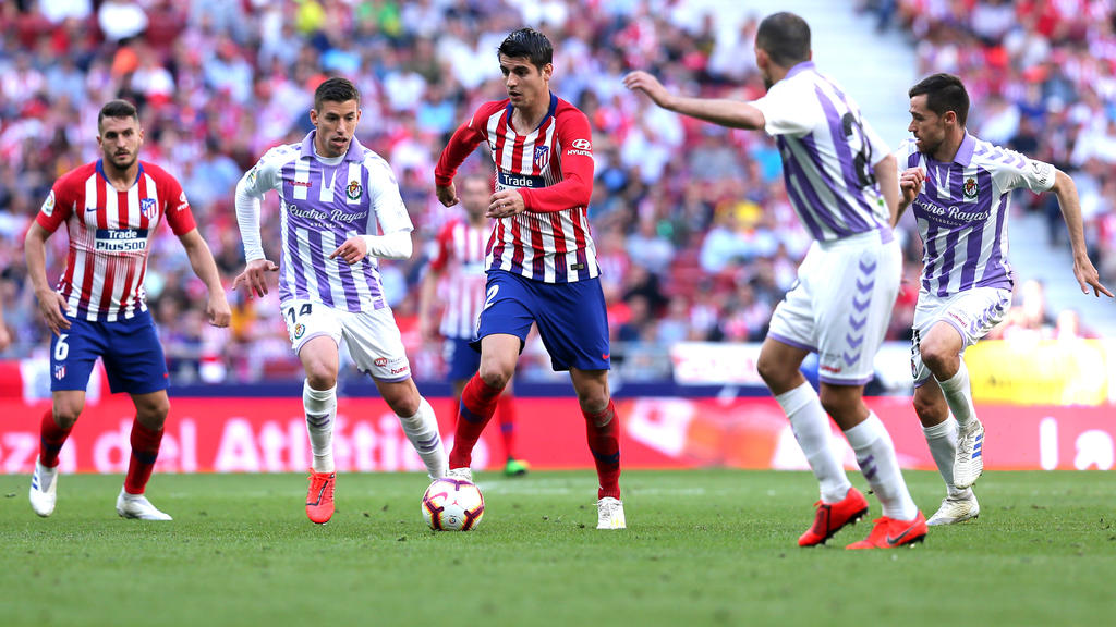 El atlético Morata lleva el cuero en el centro de la imagen. (Foto: Getty)