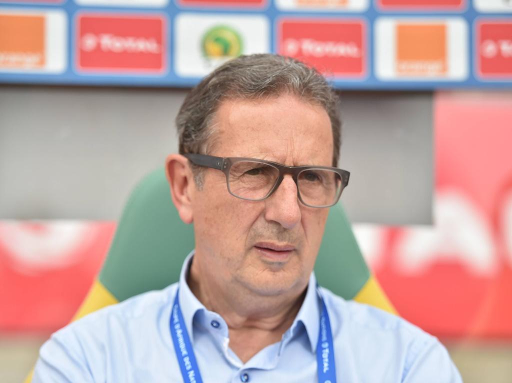 De Algerijnse bondscoach Georges Leekens zit teleurgesteld langs de kant tijdens het duel in de Afrika Cup tussen Algerije en Tunesië (19-01-2017).