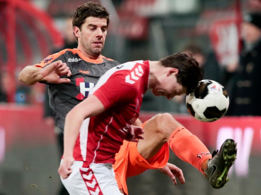 Kees Kwakman (l.) wil een bal wegwerken, maar met gevaar voor eigen leven kopt Maarten Peijnenburg (r.) het speeltuig weg tijdens Jong FC Utrecht - FC Volendam. (13-02-2017)