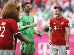 Sven Ulreich (Mitte) deutet seinen Abschied aus Bayern an