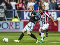 Donny van de Beek (l.) passt de bal naar een medespelers, terwijl Anouar Kali (r.) hem opjaagt. (14-05-2017)