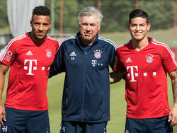 Carlo Ancelotti (M.) mit den Neuzugängen Corentin Tolisso (l.) und James