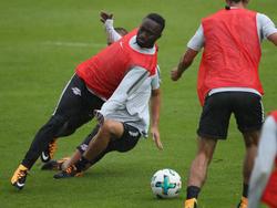 Naby Keïta (l.) ließ sich zu einem üblen Foulspiel hinreißen