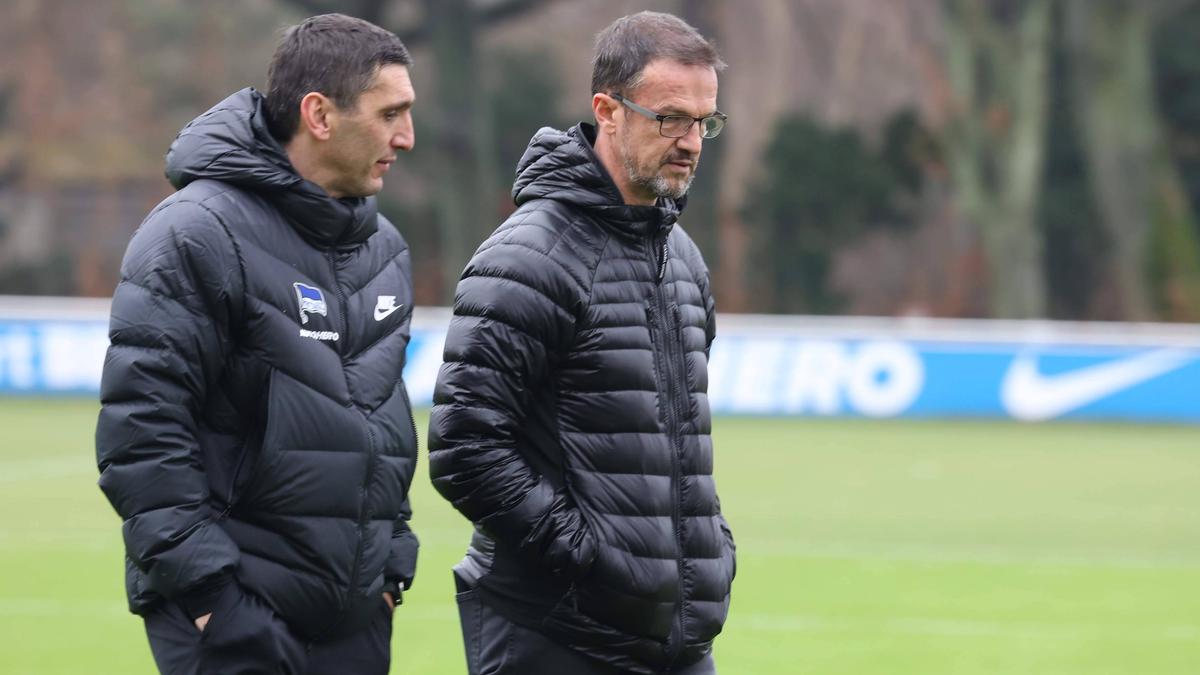 Tayfun Korkut (l.) bleibt Trainer von Hertha BSC