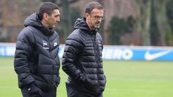 Tayfun Korkut (l.) bleibt Trainer von Hertha BSC