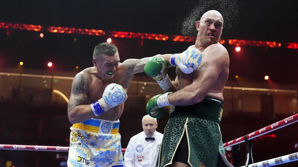 Tyson Fury (.r) kämpfte gegen Oleksandr Usyk um mehrere Weltmeistertitel im Schwergewicht in der Kingdom Arena