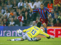 Riesgo sale a tapar una llegada de Larsson en un duelo ante el Barça. (Foto: Getty)