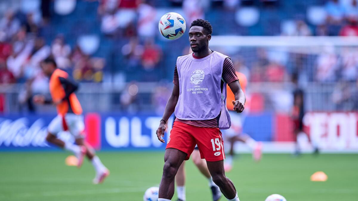 FC Bayern rõ ràng muốn bán Alphonso Davies