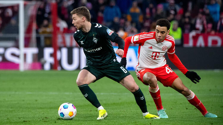 Mitchell Weiser (l.) gewann beim letzten Duell mit Werder Bremen gegen den FC Bayern