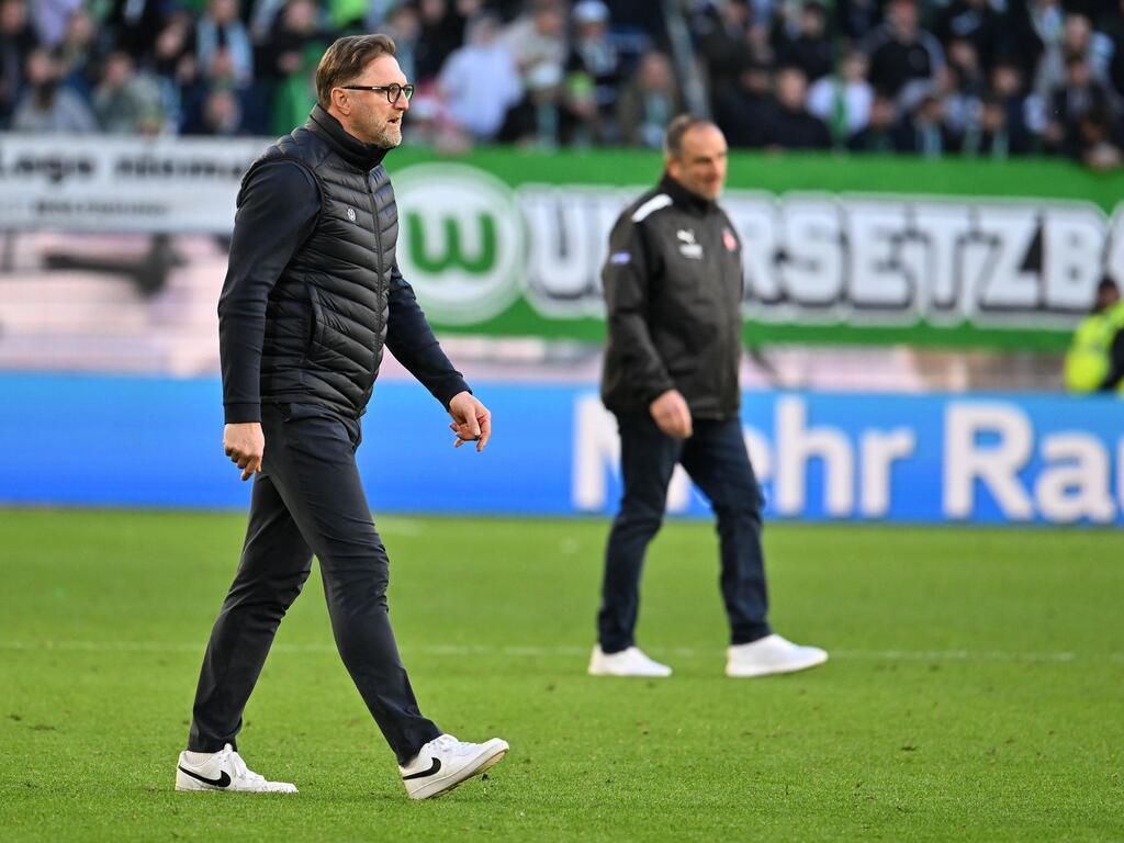 Wolfsburgs Trainer Ralph Hasenhüttl (l) und sein Heidenheimer Kollege Frank Schmidt nach dem Spiel Wolfsburgs Trainer Ralph Hasenhüttl (l) und sein Heidenheimer Kollege Frank Schmidt nach dem Spiel