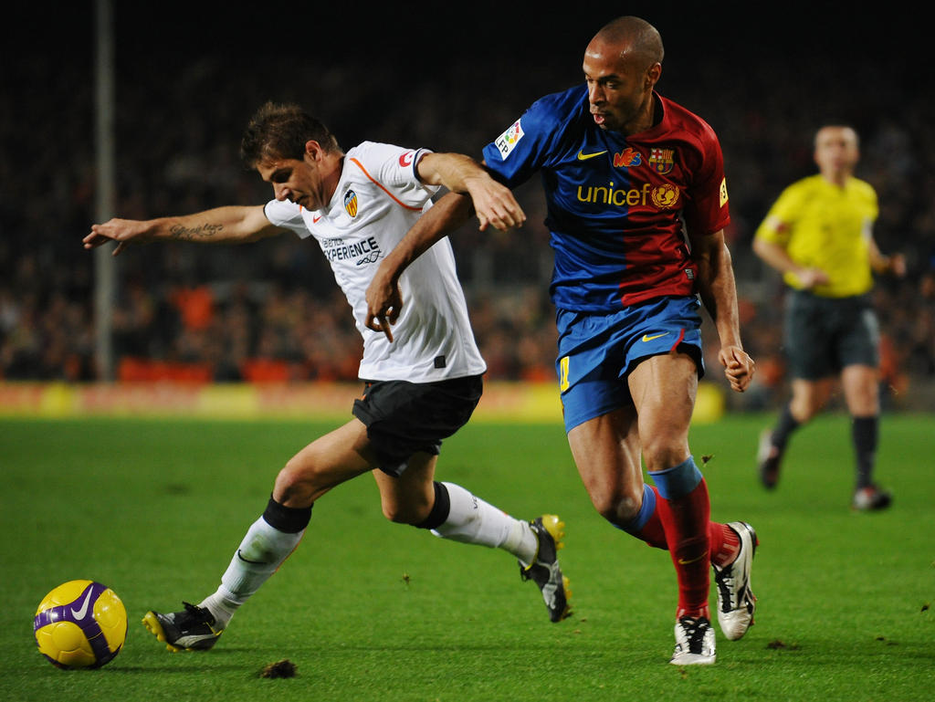 Joaquín Sánchez (l.) geht mit viel Körpereinsatz gegen Barcas Thierry Henry (r.) als Sieger aus diesem Zweikampf hervor. Der FC Barcelona gewinnt das Spiel am 06.12.2008 unter anderem durch drei Henry-Tore deutlich mit 4:0.