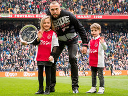 Het publiek in de Amsterdam ArenA neemt voordat De Klassieker tussen Ajax en Feyenoord begint afscheid van John Heitinga, die zijn carrière als profvoetballer beëindigt. (07-02-2016)
