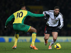 Adel Taarabt (r.) in duel met Leroy Fer (l.) tijdens Norwich City - Fulham. (26-12-2013)
