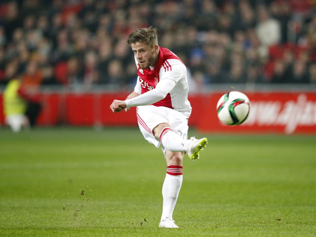 Lasse Schöne neemt tijdens het competitieduel Ajax - AZ Alkmaar het doel van Esteban onder vuurt. (05-02-2015)