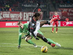 FC Twente-doelman Sonny Stevens (l.) kegelt Jordan Botaka (r.) onderuit tijdens het competitieduel met Excelsior. (07-02-2015)