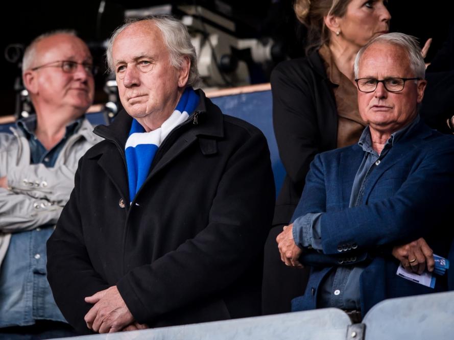Foppe de Haan (.r.) kijkt toe tijdens de wedstrijd tussen sc Heerenveen en Vitesse, die strijden voor een plek in de Europa League na het seizoen 2014/2015. (28-05-2015)