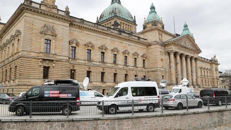 Mehrere Übertragungswagen stehen vor der Urteilsverkündung vor dem Bundesverwaltungsgericht.