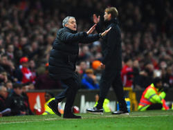 Mourinho da instrucciones desde el área técnica ante el Liverpool. (Foto: Getty)