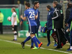 Klaas Jan Huntelaar (l.) komt in het veld voor Leon Goretzka (r.) tijdens het bekerduel SV Sandhausen - FC Schalke 04 (08-02-2017).