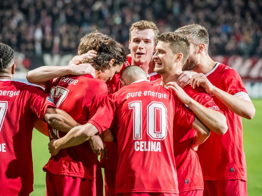 De spelers van FC Twente vieren de 2-0 van Enes Ünal. (04-03-2017)