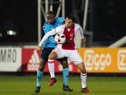 Edson Braafheid (l.) vecht een duel uit met Ezra Walian (r.) tijdens het competitieduel Jong Ajax - Jong FC Utrecht (03-04-2017).