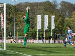 Doelman Sonny Stevens (l.) plukt de bal uit de lucht tijdens het competitieduel Jong FC Twente - FC Lienden (06-05-2017).